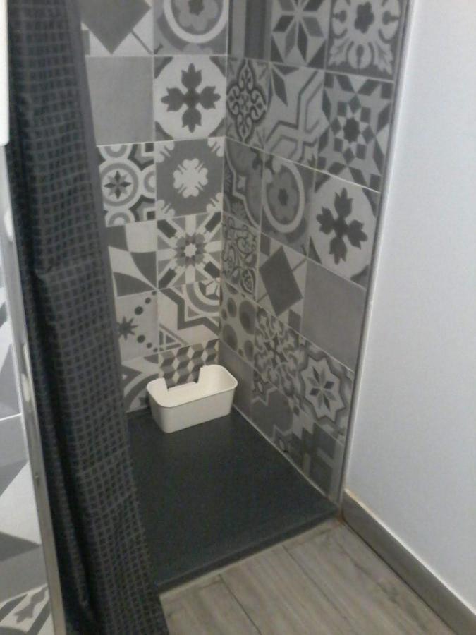 Pequeño Apartamento con Mini Piscina  Valenza Esterno foto