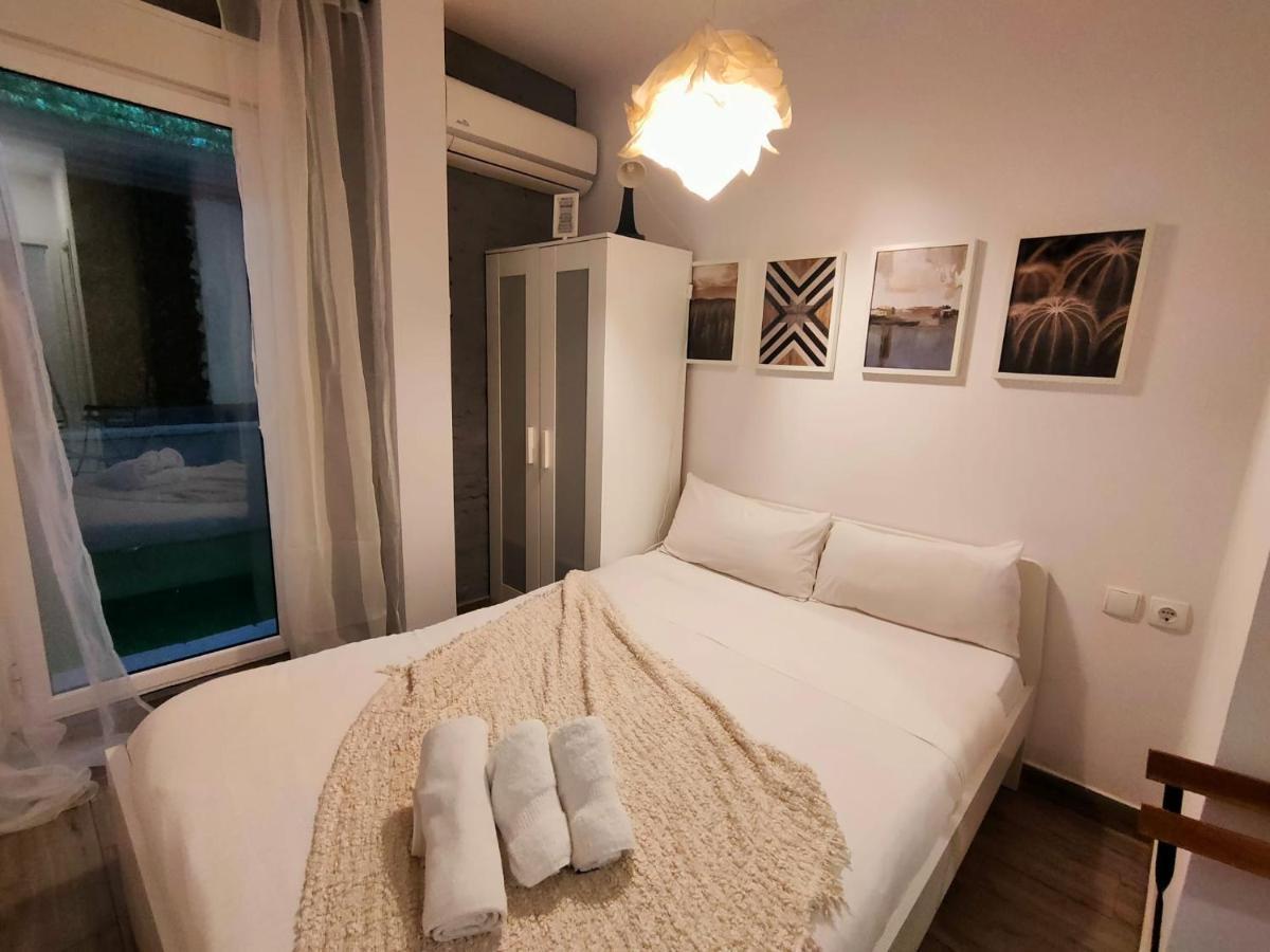 Pequeño Apartamento con Mini Piscina  Valenza Esterno foto